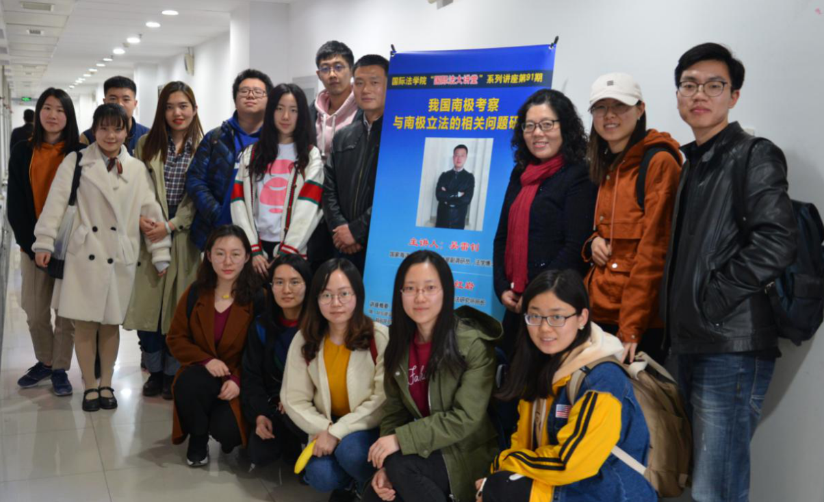 主讲人吴雷钊博士在讲座后与老师同学合影
